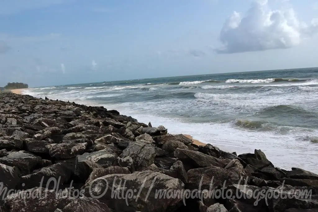 Rocks-line-the-Maravanthe-Coast