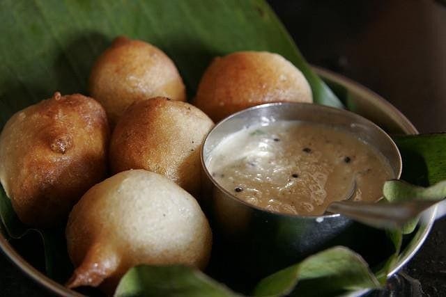 Golibaje-with-Coconut-Chutney