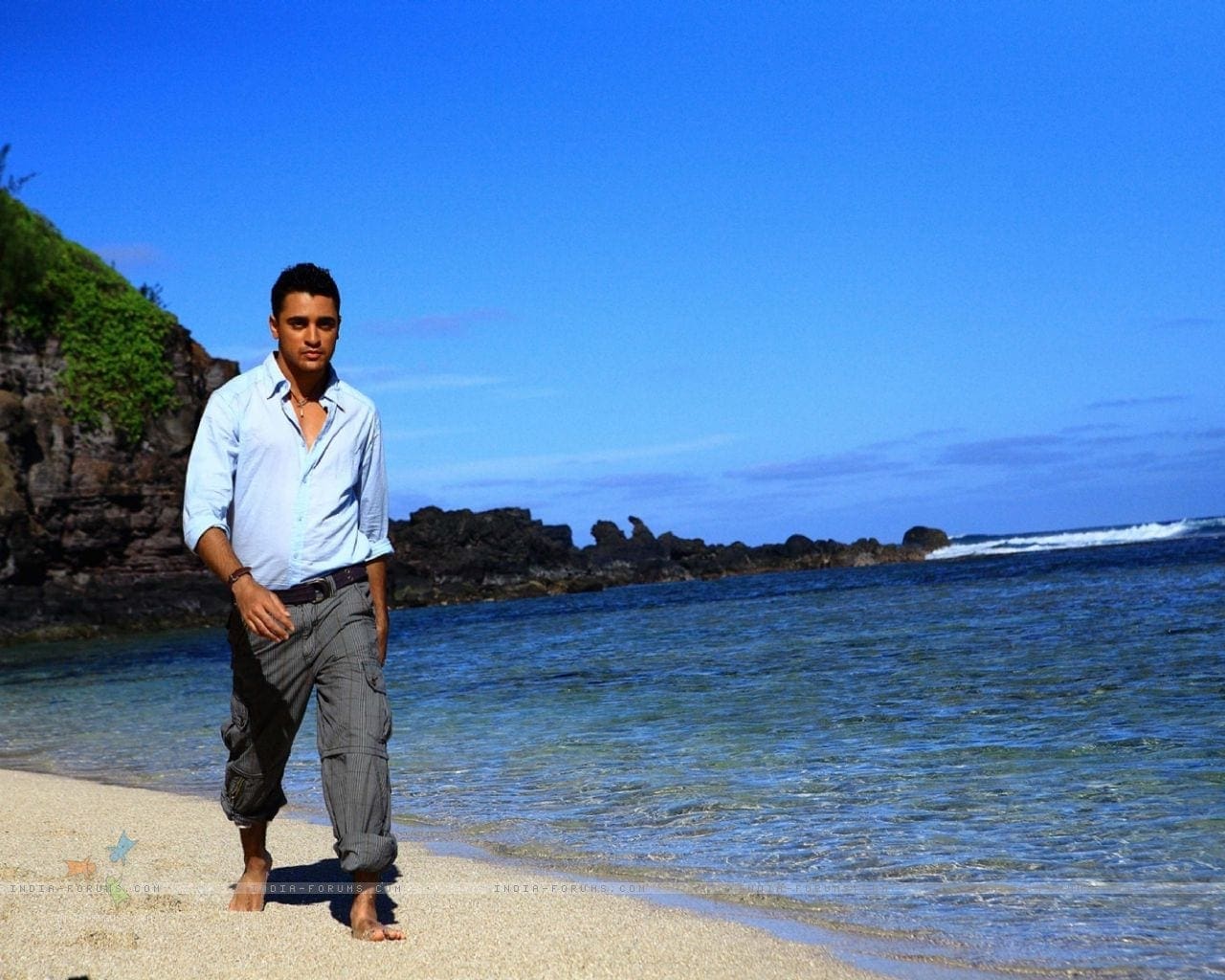 imraan khan walking on the beach