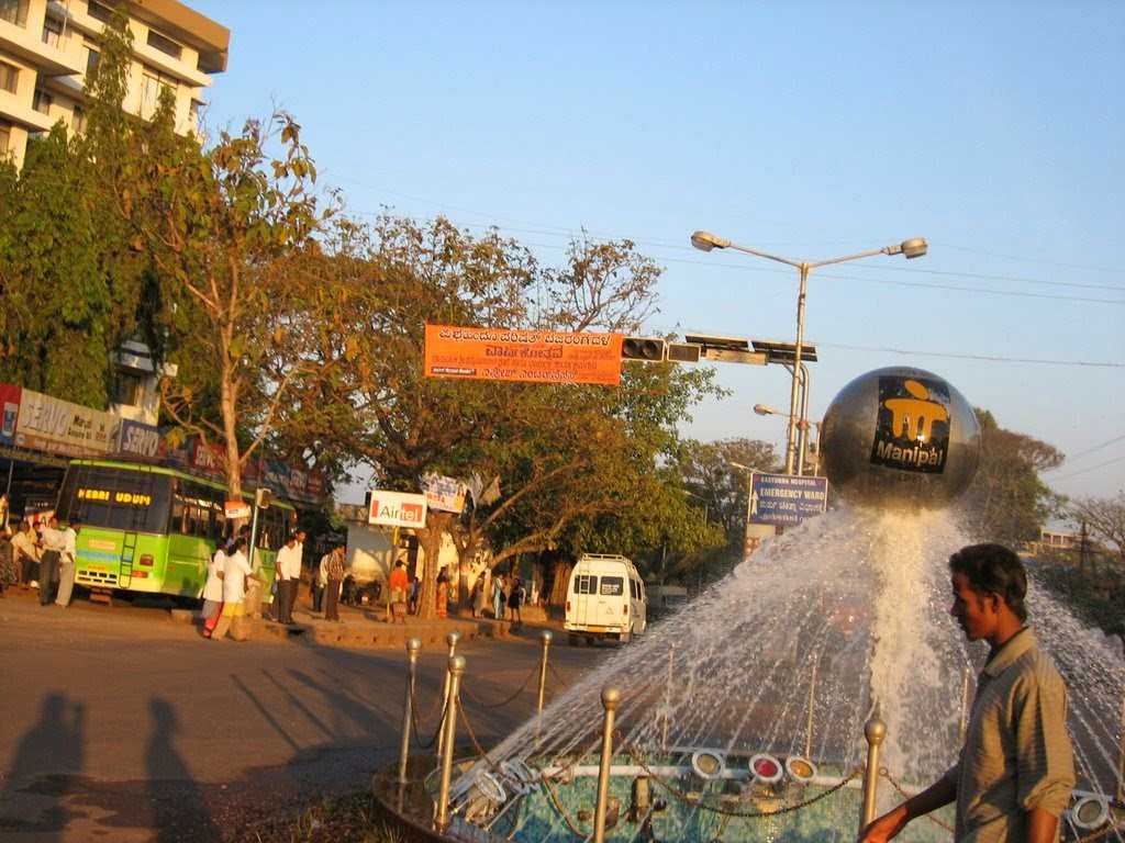 Photo of Manipal Tiger circle with the fountain in the foreground and the bus station at the back