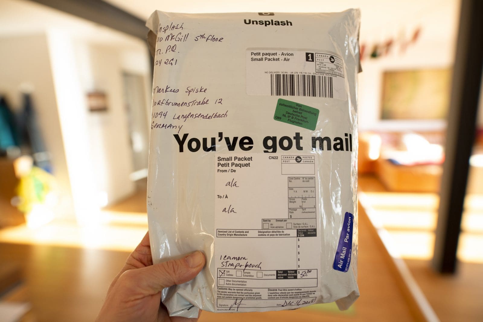 Photo by Markus Spiske courier delivery