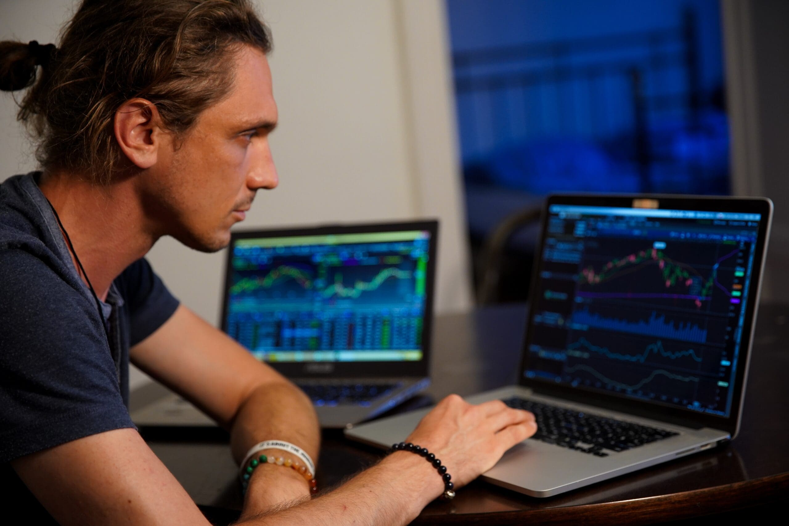 man doing online trading