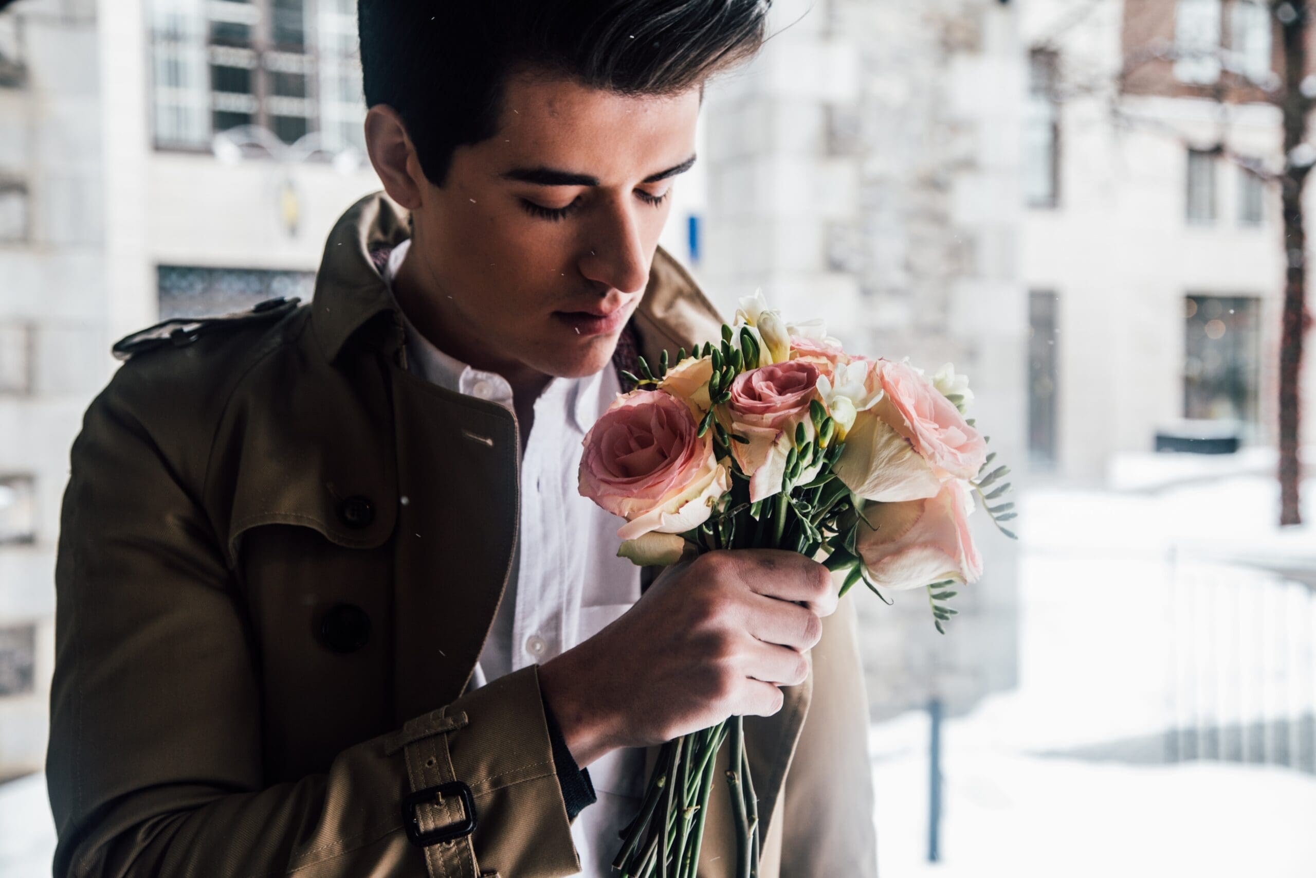 first date man holding pink roses