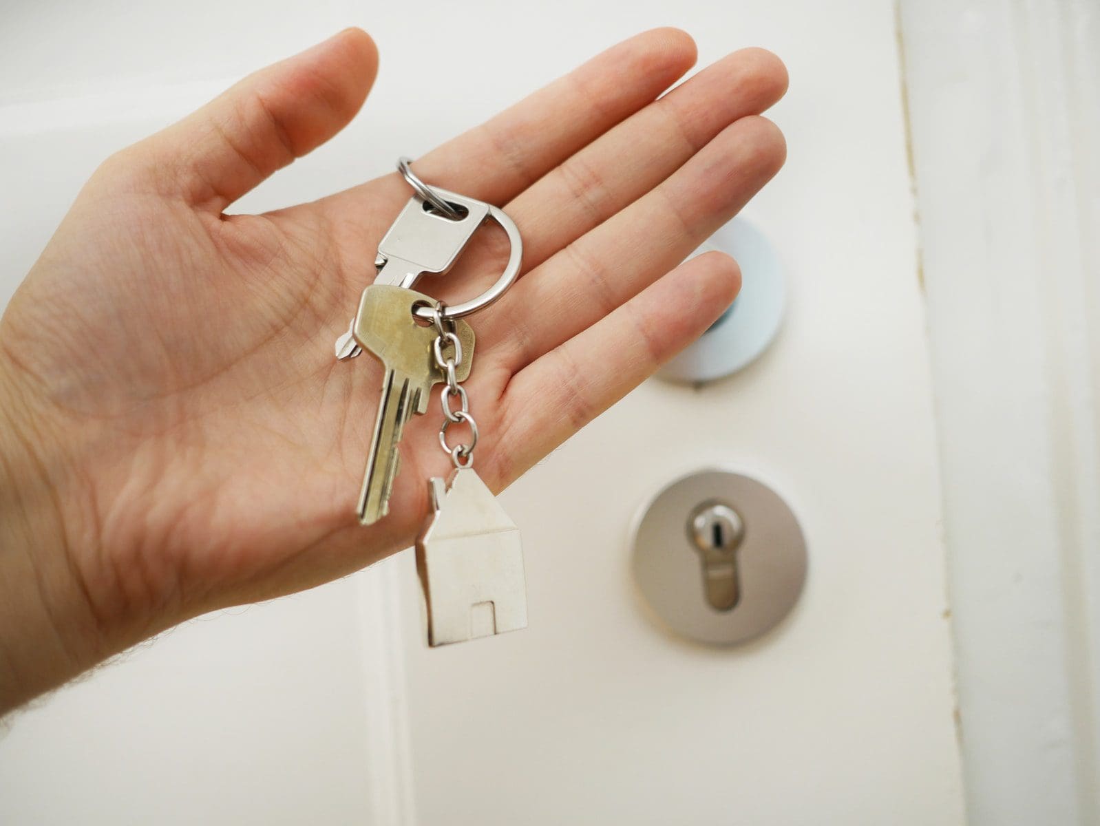 keys on hand finding a locksmith