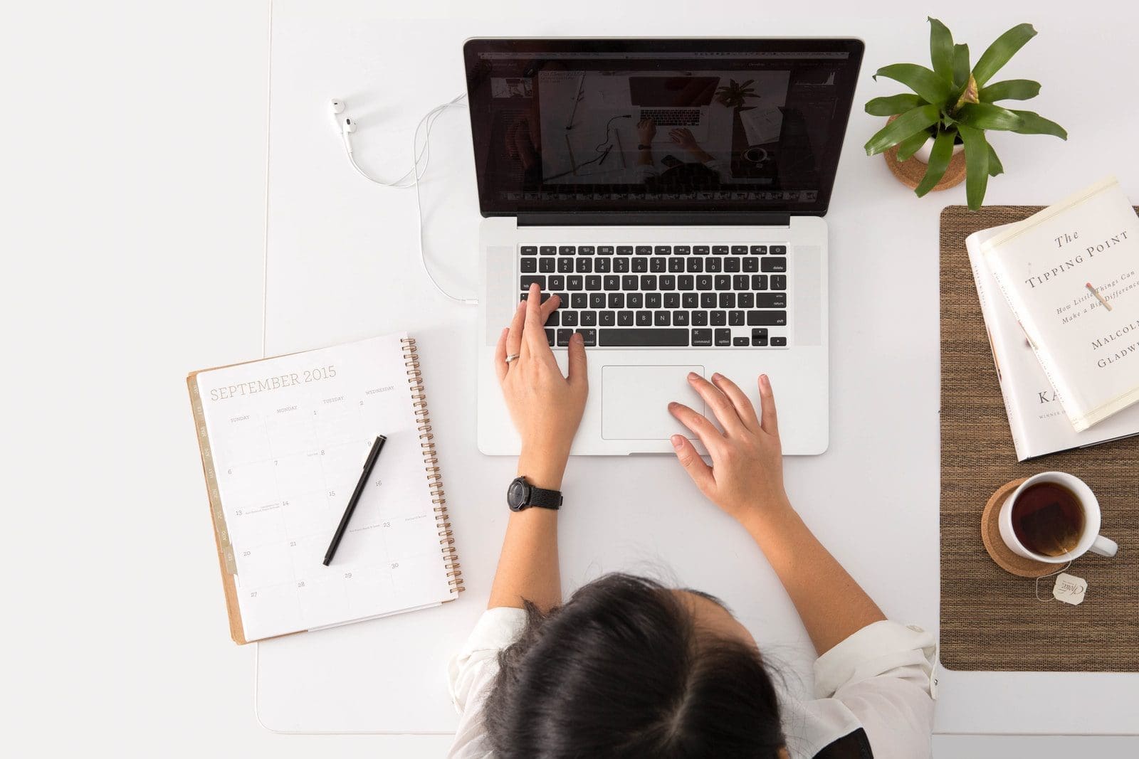 moocs person using MacBook Pro