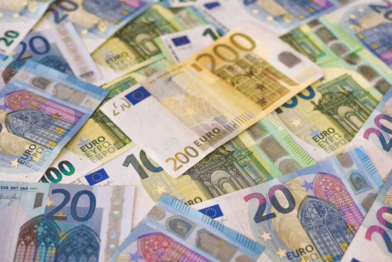 50 and 20 euro banknotes lifetime income