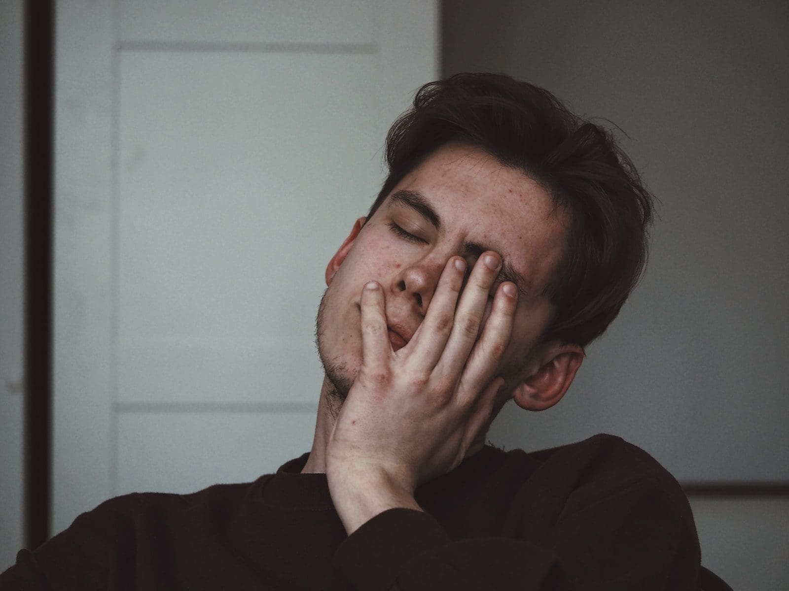 5 Health Facts That Are Interesting To Know About Alcohol Consumption 2 man wearing black crew-neck top