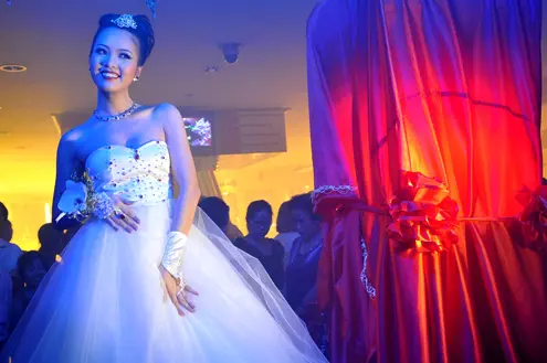 “Bach Ngoc Xiem Y” Bridal Dress